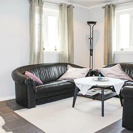 Four Bedroom Holiday In Borgund Feriehus *